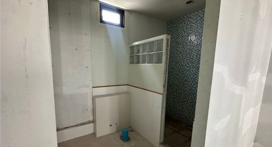 For sale 5 bedrooms house in Watthana, Bangkok
