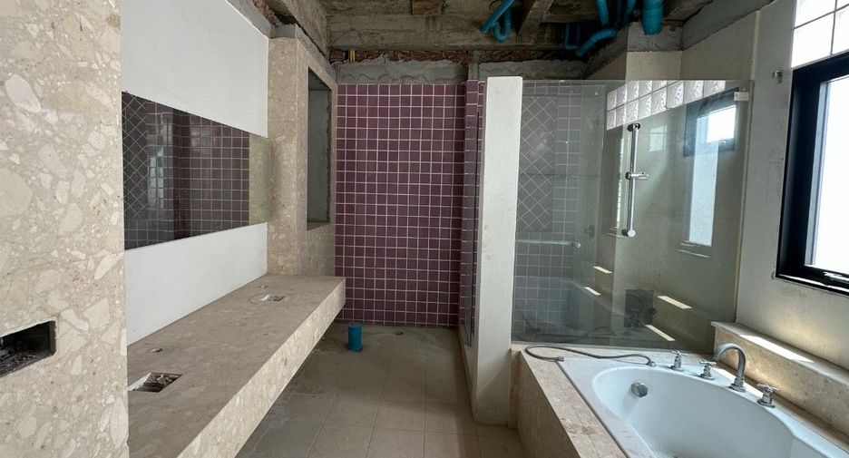 For sale 5 bedrooms house in Watthana, Bangkok