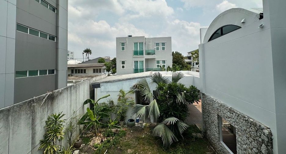 For sale 5 bedrooms house in Watthana, Bangkok