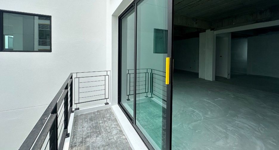 For sale 5 bedrooms house in Watthana, Bangkok