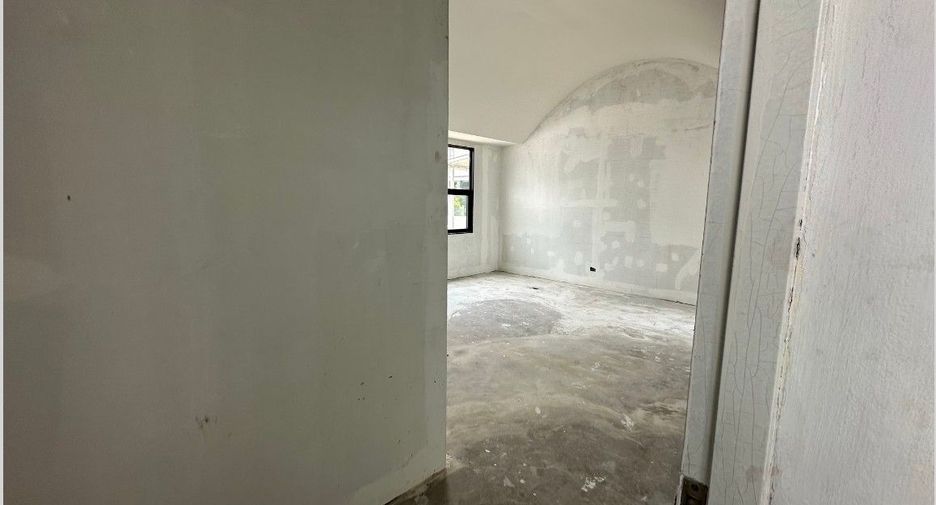 For sale 5 bedrooms house in Watthana, Bangkok