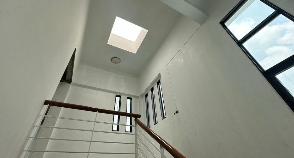 For sale 5 bedrooms house in Watthana, Bangkok