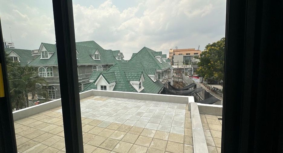 For sale 5 bedrooms house in Watthana, Bangkok