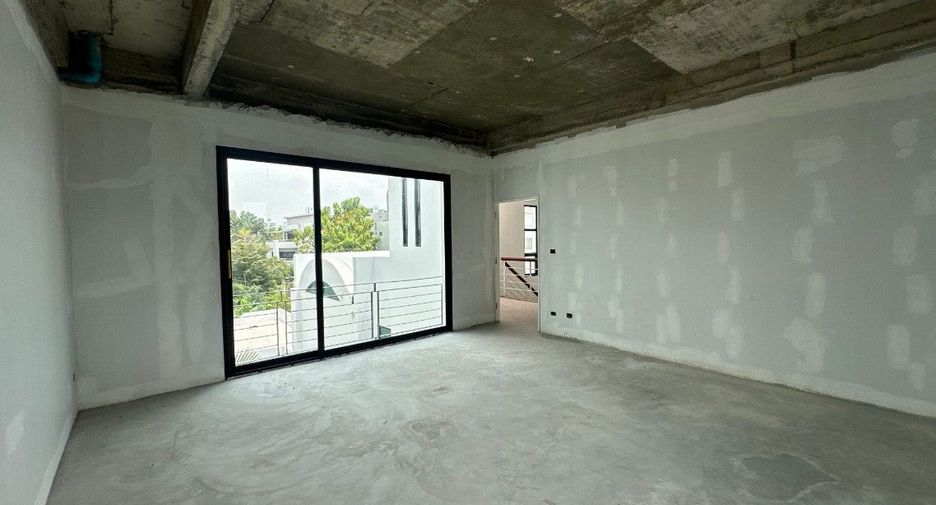 For sale 5 bedrooms house in Watthana, Bangkok