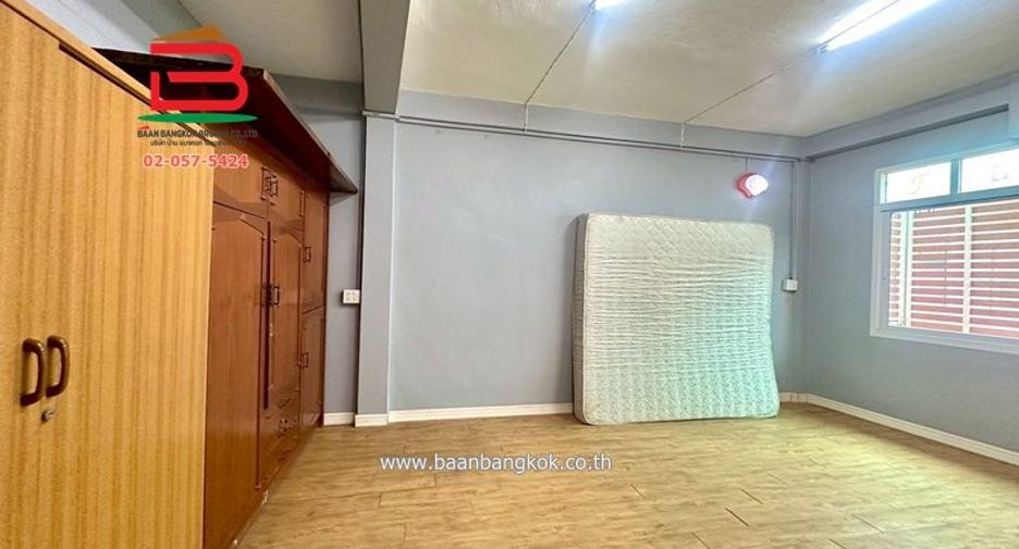 For sale 3 bedrooms retail Space in Pom Prap Sattru Phai, Bangkok