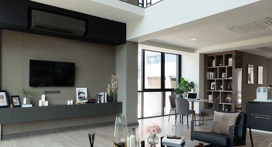 For sale 5 bedrooms townhouse in Bang Kapi, Bangkok