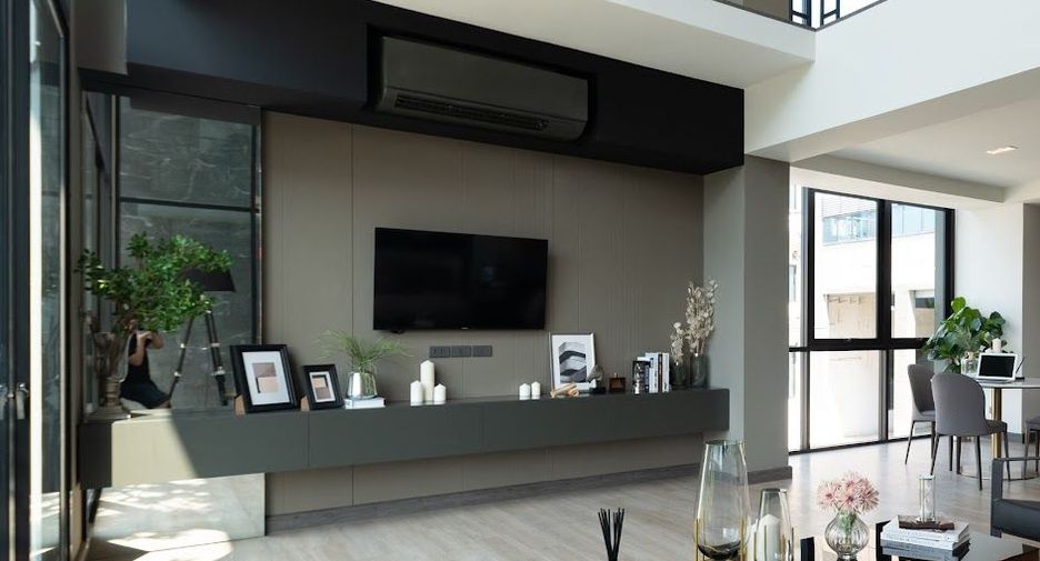For sale 5 bedrooms townhouse in Bang Kapi, Bangkok