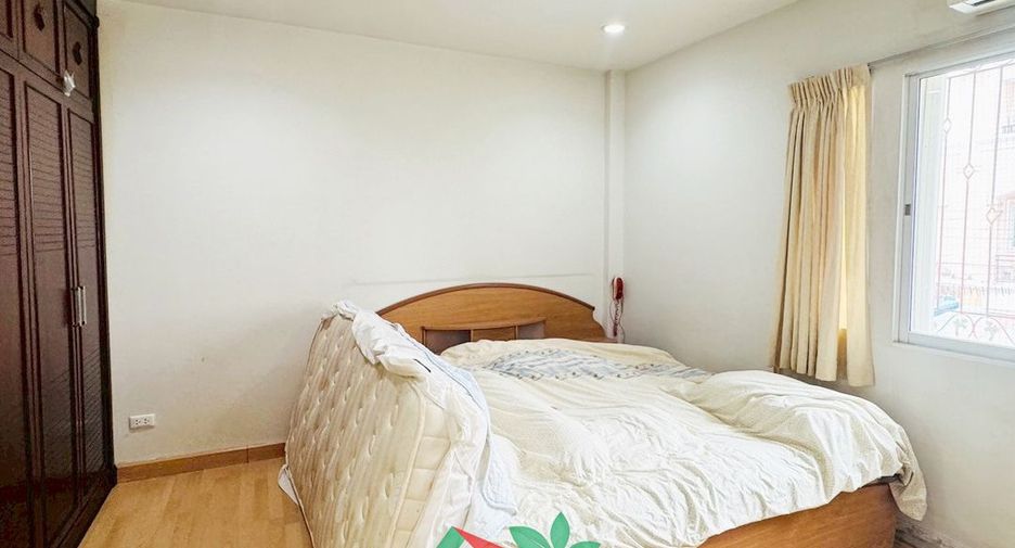 For sale 4 bedrooms townhouse in Bang Khun Thian, Bangkok