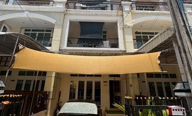 For sale 4 ベッドルーム townhouse in Bang Kapi, Bangkok