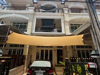 À vendre 4 chambres maison de ville à Bang Kapi, Bangkok
