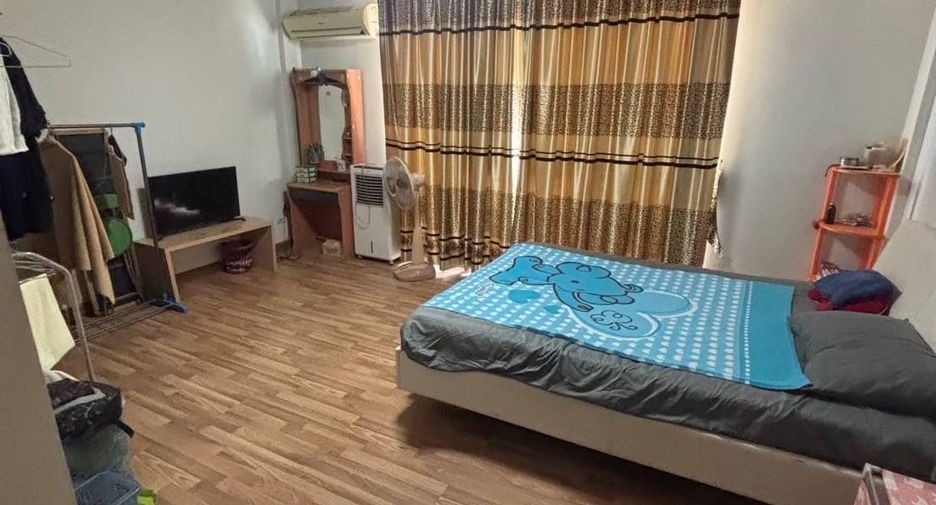 For sale 4 bedrooms townhouse in Bang Kapi, Bangkok