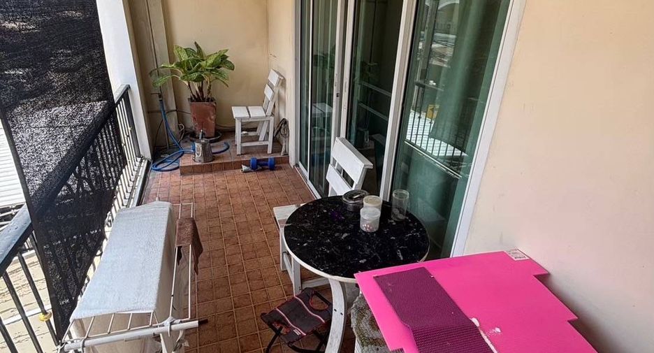 For sale 4 bedrooms townhouse in Bang Kapi, Bangkok