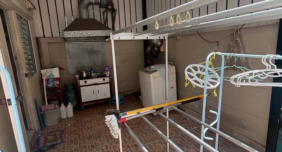 For sale 4 bedrooms townhouse in Bang Kapi, Bangkok