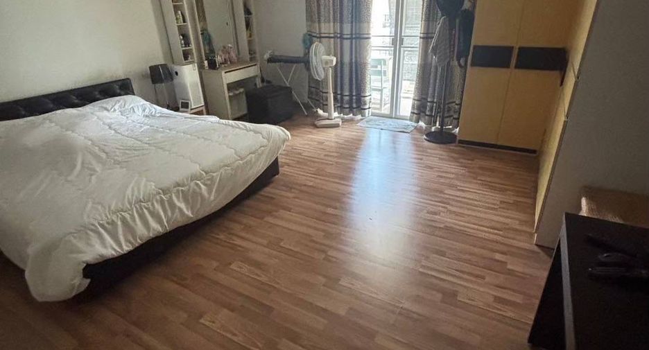 For sale 4 bedrooms townhouse in Bang Kapi, Bangkok