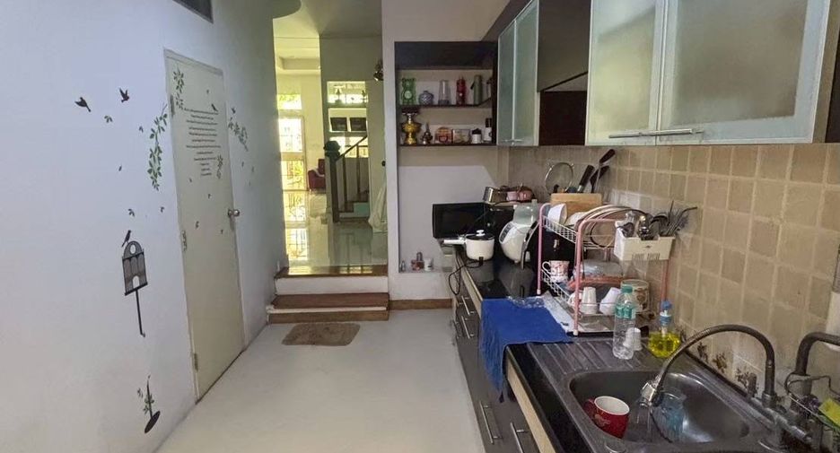 For sale 4 bedrooms townhouse in Bang Kapi, Bangkok