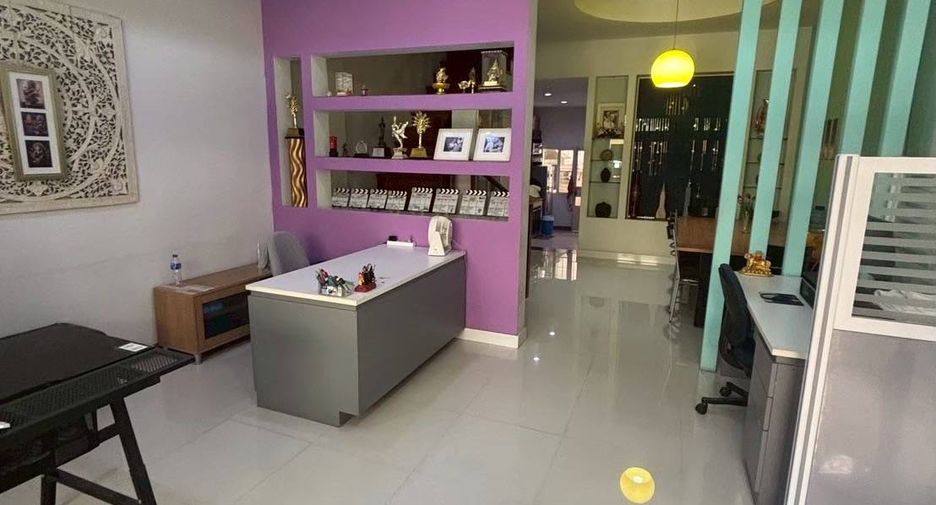 For sale 4 bedrooms townhouse in Bang Kapi, Bangkok