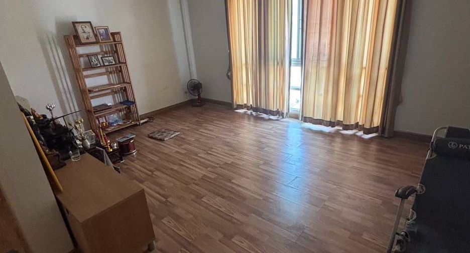 For sale 4 bedrooms townhouse in Bang Kapi, Bangkok