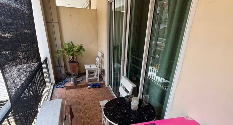 For sale 4 bedrooms townhouse in Bang Kapi, Bangkok