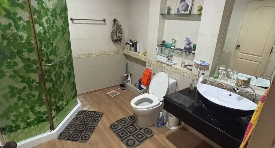 For sale 4 bedrooms townhouse in Bang Kapi, Bangkok