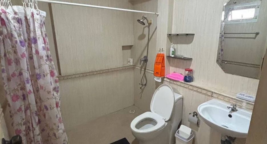 For sale 4 bedrooms townhouse in Bang Kapi, Bangkok