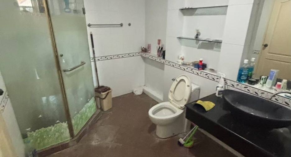 For sale 4 bedrooms townhouse in Bang Kapi, Bangkok