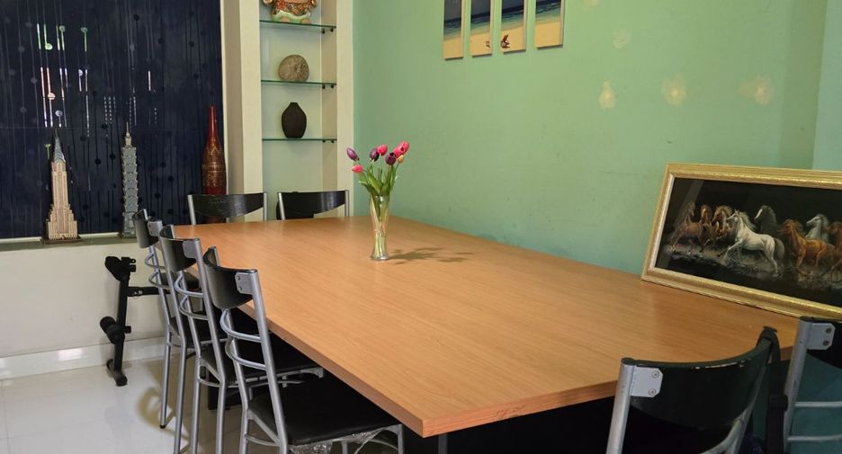 For sale 4 bedrooms townhouse in Bang Kapi, Bangkok