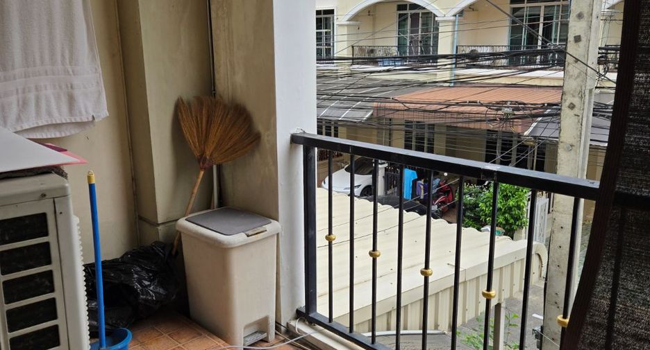 For sale 4 bedrooms townhouse in Bang Kapi, Bangkok