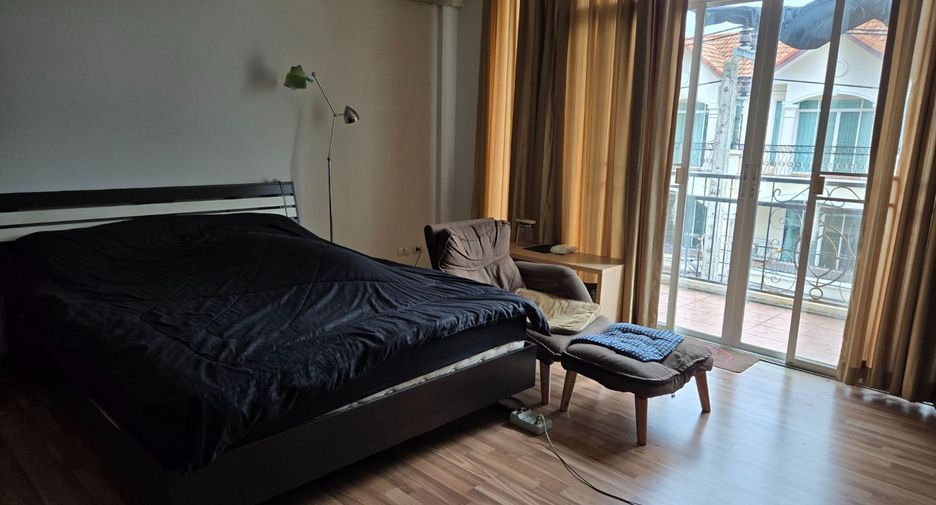 For sale 4 bedrooms townhouse in Bang Kapi, Bangkok