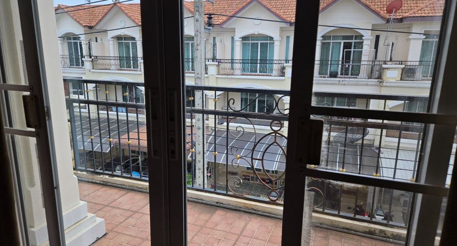 For sale 4 bedrooms townhouse in Bang Kapi, Bangkok