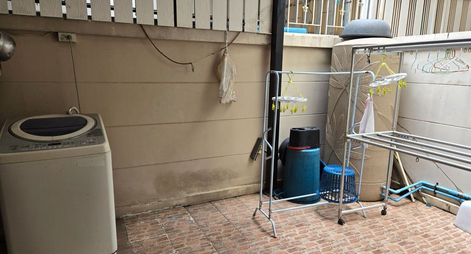For sale 4 bedrooms townhouse in Bang Kapi, Bangkok