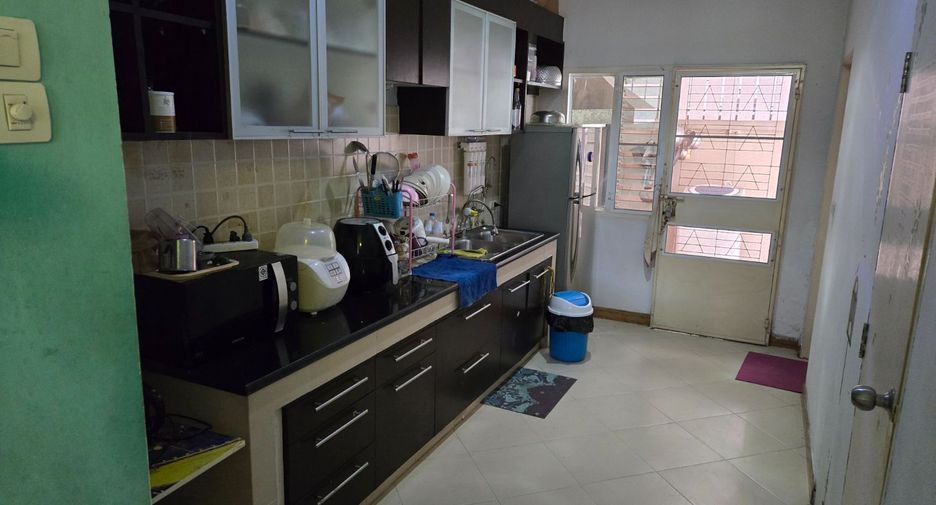 For sale 4 bedrooms townhouse in Bang Kapi, Bangkok