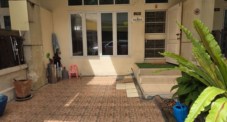 For sale 4 bedrooms townhouse in Bang Kapi, Bangkok