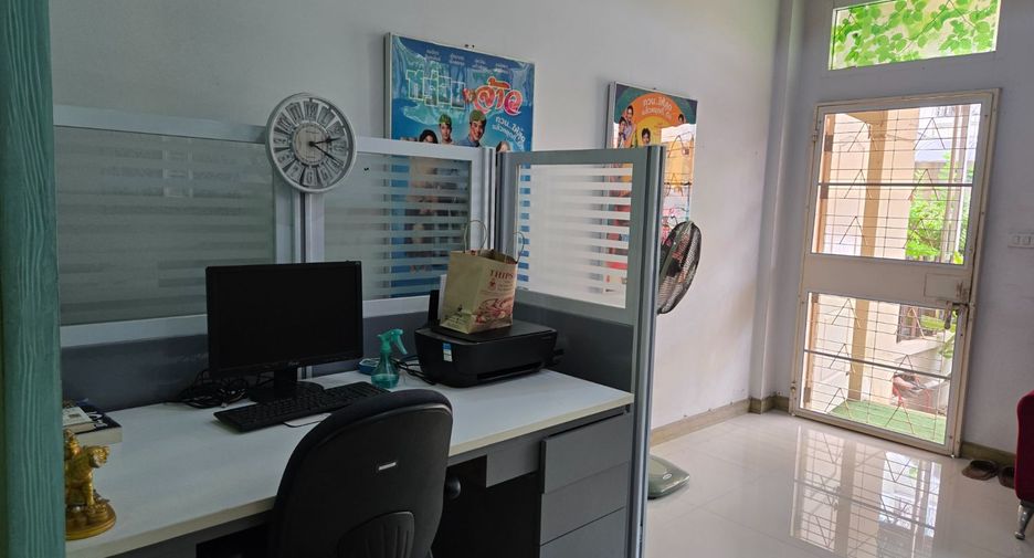 For sale 4 bedrooms townhouse in Bang Kapi, Bangkok