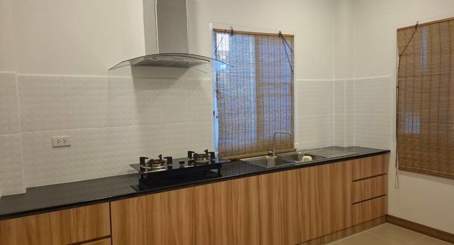 For rent 3 bedrooms house in San Kamphaeng, Chiang Mai