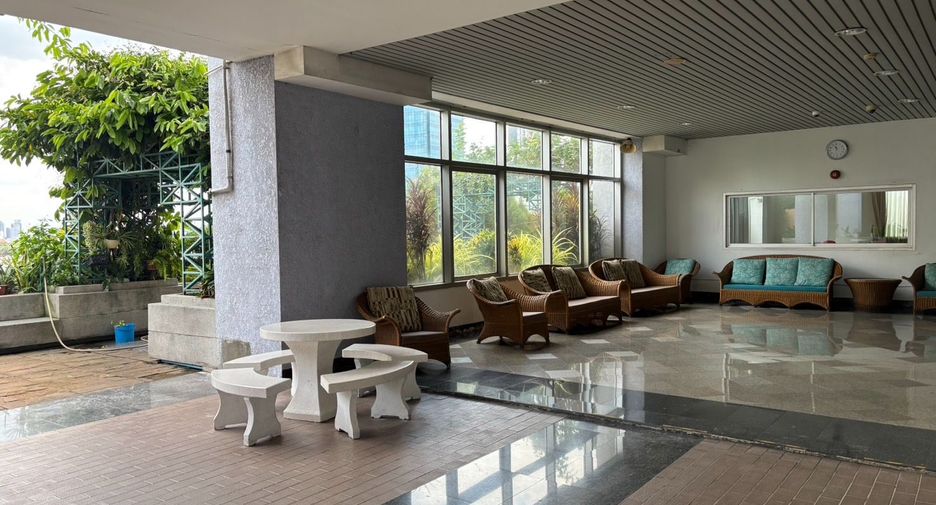 For sale 2 bedrooms retail Space in Yan Nawa, Bangkok