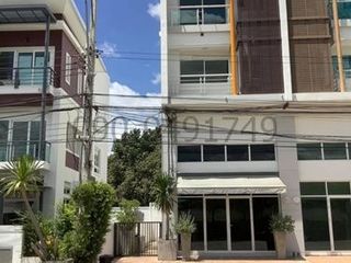For rent 5 bedrooms townhouse in Lak Si, Bangkok