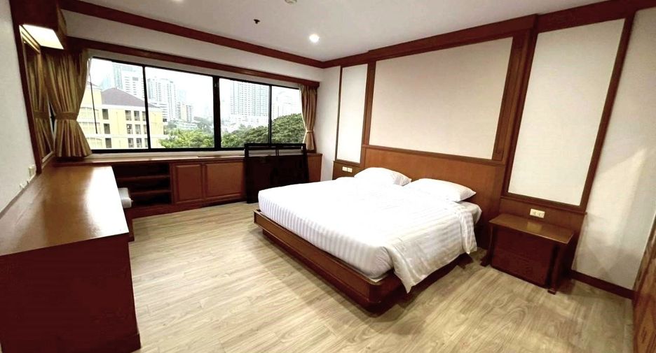 À louer 4 chambres appartement avec services à Watthana, Bangkok