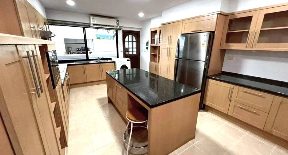 À louer 4 chambres appartement avec services à Watthana, Bangkok
