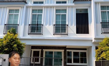 Casa adosada en alquiler de 3 habitaciones en Prawet, Bangkok