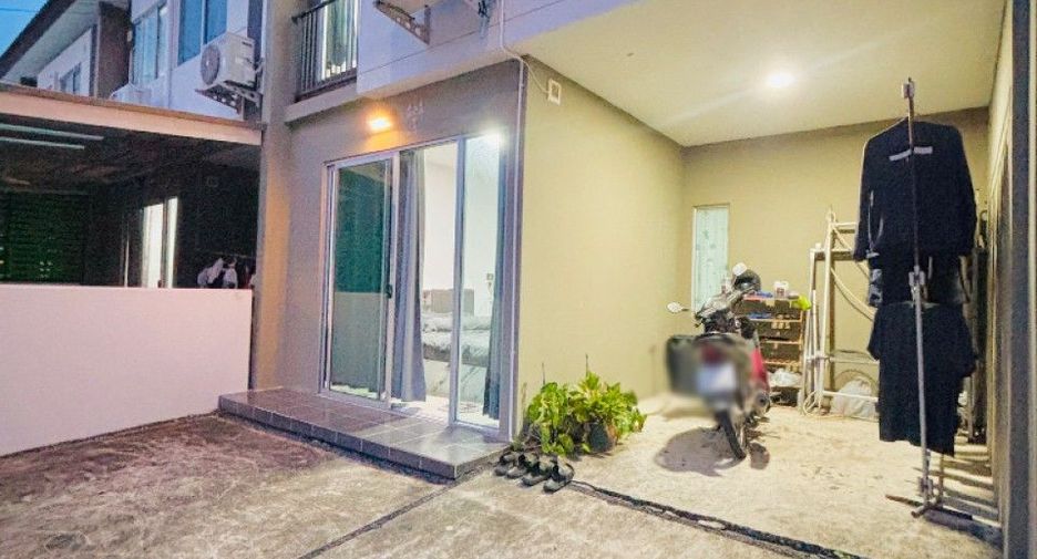 Casa adosada en venta de 3 habitaciones en Bang Phli, Samut Prakan