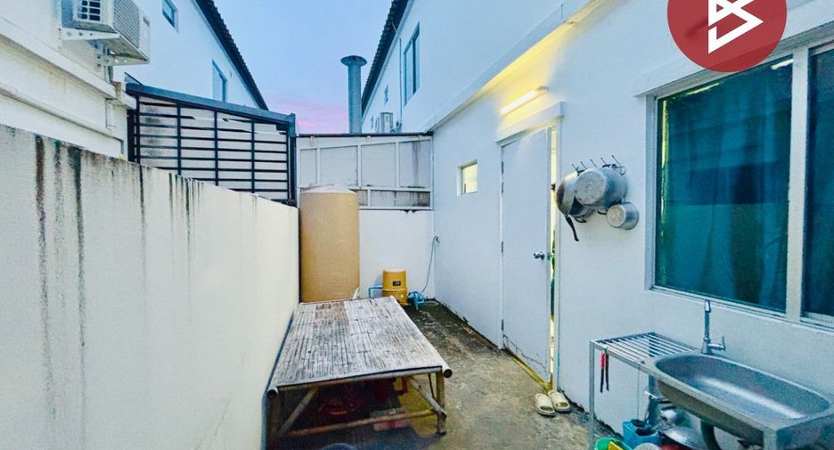 Casa adosada en venta de 3 habitaciones en Bang Phli, Samut Prakan