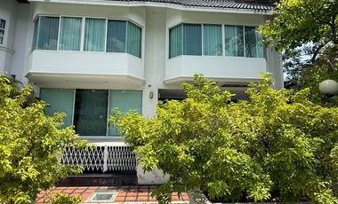 For sale 5 bedrooms townhouse in Watthana, Bangkok