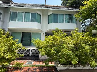 For sale 5 bedrooms townhouse in Watthana, Bangkok