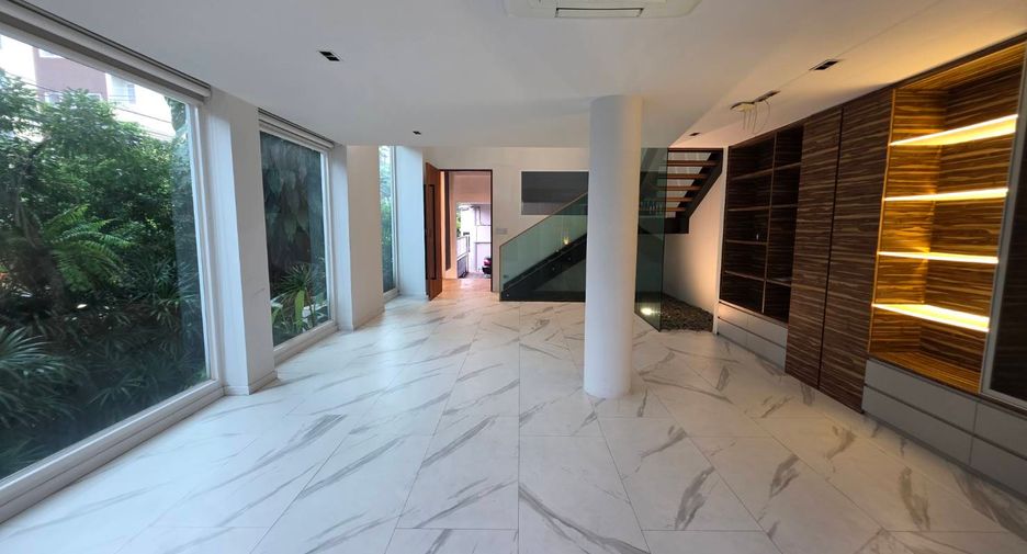 For sale 5 bedrooms townhouse in Watthana, Bangkok