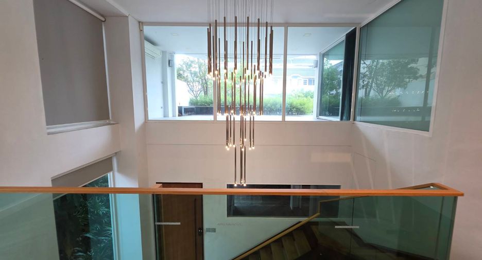 For sale 5 bedrooms townhouse in Watthana, Bangkok