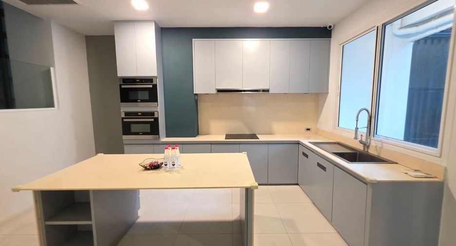 For sale 5 bedrooms townhouse in Watthana, Bangkok