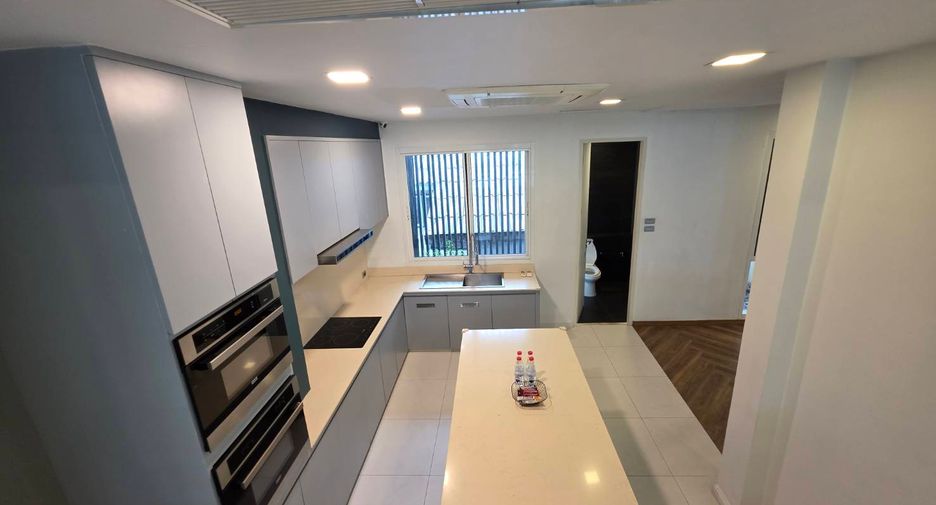 For sale 5 bedrooms townhouse in Watthana, Bangkok