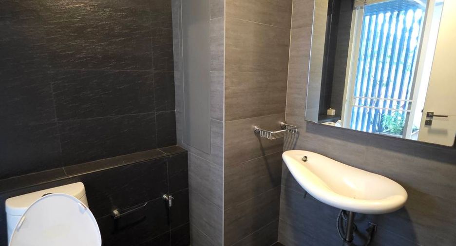 For sale 5 bedrooms townhouse in Watthana, Bangkok