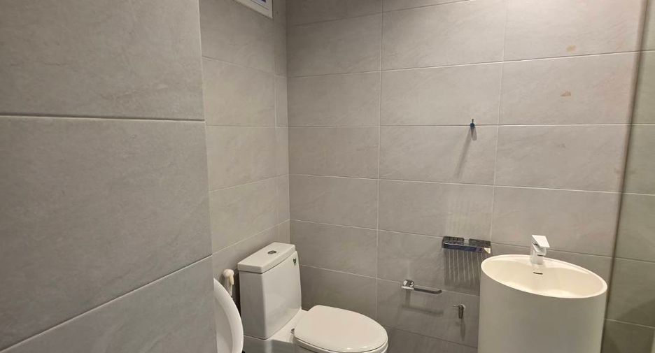 For sale 5 bedrooms townhouse in Watthana, Bangkok