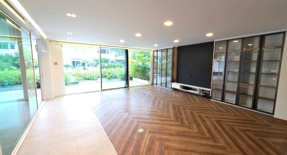 For sale 5 bedrooms townhouse in Watthana, Bangkok